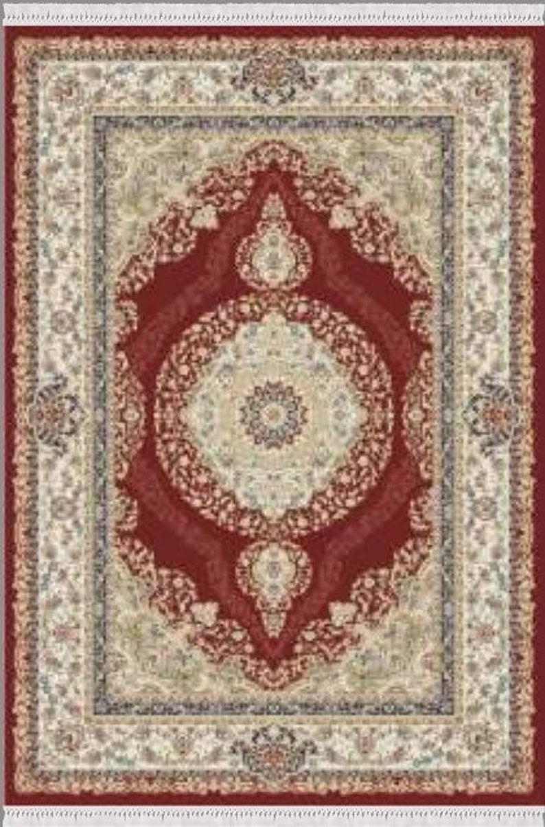 Puede incluir: Una alfombra roja, crema y gris con un dise&ntilde;o de medall&oacute;n central. La alfombra tiene un estilo persa tradicional.