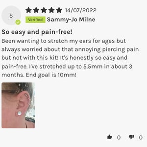 K&ouml;nnte beinhalten: Nahaufnahme eines Ohrs mit gedehnten Ohrl&auml;ppchen. Die Ohrl&auml;ppchen sind auf 5,5 mm gedehnt und die Person verwendet ein Dehnungsset. Die Bildunterschrift lautet "So easy and pain-free! Been wanting to stretch my ears for ages but always worried about that annoying piercing pain but not with this kit! It's honestly so easy and pain-free. I've stretched up to 5.5mm in about 3 months. End goal is 10mm!"