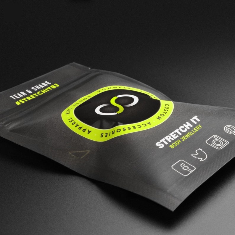 K&ouml;nnte beinhalten: Schwarze Tasche mit einem gelben Kreislogo, auf dem "Stretch It Body Jewellery" und der Text "Tear & Share #StretchItBJD" steht. Das Logo enth&auml;lt auch den Text "Custom Accessories Tunnels Plugs Apparel".