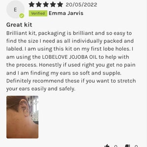 K&ouml;nnte beinhalten: Nahaufnahme eines Ohrs mit mehreren Piercings. Das Ohr ist gedehnt und hat ein Piercing mit gro&szlig;em Durchmesser. Der Hals und die Schulter der Person sind ebenfalls auf dem Bild zu sehen.