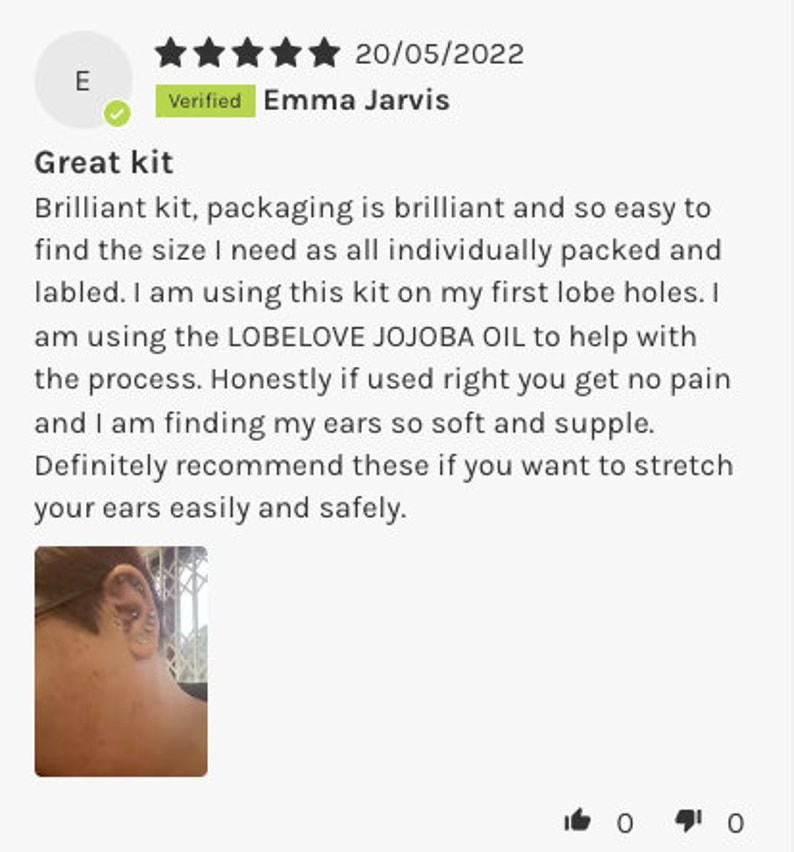 K&ouml;nnte beinhalten: Nahaufnahme eines Ohrs mit mehreren Piercings. Das Ohr ist gedehnt und hat ein Piercing mit gro&szlig;em Durchmesser. Der Hals und die Schulter der Person sind ebenfalls auf dem Bild zu sehen.