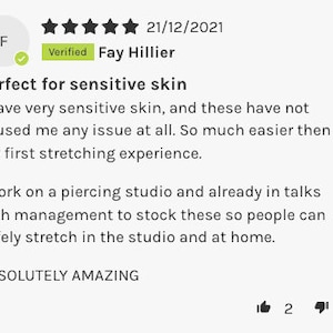 Pode incluir: Uma avalia&ccedil;&atilde;o de cinco estrelas para um produto, datada de 21 de dezembro de 2021. A avalia&ccedil;&atilde;o &eacute; intitulada "Perfeito para peles sens&iacute;veis" e afirma que o produto &eacute; f&aacute;cil de usar e n&atilde;o causa irrita&ccedil;&atilde;o. O autor da avalia&ccedil;&atilde;o trabalha em um est&uacute;dio de piercing e planeja estocar o produto para seus clientes.