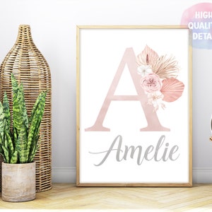 Benutzerdefinierter Blumeninitialdruck, benutzerdefinierte Boho Blumendruck, personalisierter Namensdruck, personalisierte Initiale, in einem Feld von Rosen ist sie eine Wildblume