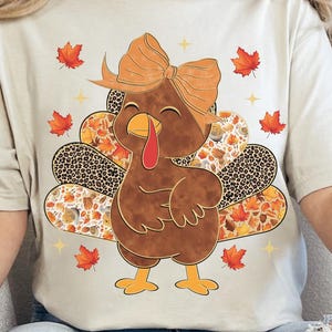 Könnte beinhalten: Eine weiße Keramik-Tasse mit schwarzem Henkel und dem Text "But First, Coffee" in schwarzer, handschriftlicher Schrift. Die Tasse steht auf einer weißen Oberfläche.