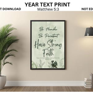 Op de afbeelding: Een ingelijste print met de tekst "Be Humble, Be Persistent, Have Strong Faith". De print heeft een lichtgroene achtergrond met botanische illustraties. De woorden "INSTANT DOWNLOAD" en "NOT EDITABLE" zijn ook zichtbaar.