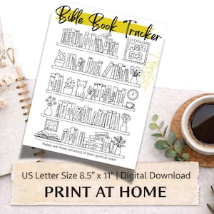 Könnte beinhalten: Ein schwarz-weißes Bibel-Buch-Tracker-Druckprodukt mit einem Bücherregal-Design. Das Design enthält die Namen der Bücher der Bibel, eine Katze, Blumen und den Text "Matt 5:3". Der Text "DRUCKEN ZU HAUSE" ist ebenfalls sichtbar.