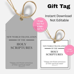 Op de afbeelding: Twee cadeaulabels met touw, één grijs en één wit, beide met de tekst "NEW WORLD TRANSLATION OF THE HOLY SCRIPTURES". Het grijze label is ongeveer 6,35 cm bij 10,16 cm. Het witte label is ongeveer 6,35 cm bij 6,35 cm. De tekst "Gift Tag" staat bovenaan.