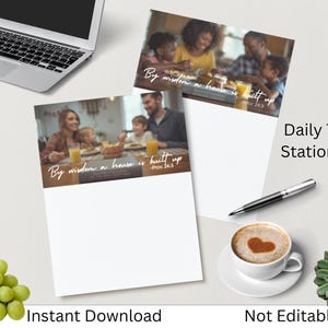 Pode incluir: Um laptop, dois cartões de papelaria com fotos de família, uma caneta e uma xícara de café com um desenho de coração estão dispostos em uma superfície branca. Os cartões têm o texto "By wisdom a house is built up - Prov. 24:3". As palavras "Daily Text Stationery", "Instant Download" e "Not Editable" também são visíveis.