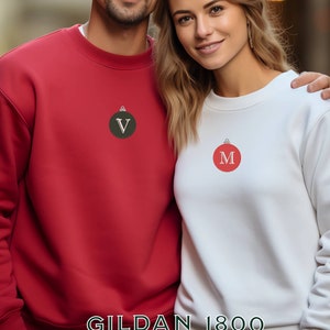 Gesticktes Anfangsverzierungs-Sweatshirt, personalisierter Weihnachtspaarpullover, Paar-Weihnachtspullover, Weihnachten gesticktes Sweatshirt
