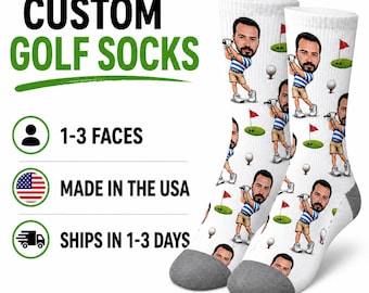 Può includere: Calzini da golf bianchi con un design a cartoni animati personalizzato di una persona che gioca a golf. I calzini presentano il testo "CUSTOM GOLF SOCKS", e il testo "1-3 FACES" e "MADE IN THE USA".