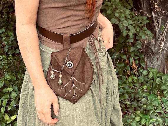 Renfaire Leaf Pouch: Suede Belt Bag for Wood Elf Cosplay - Etsy display picture 3