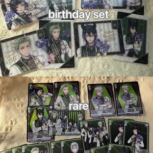 K&ouml;nnte beinhalten: Eine Sammlung von Charakterkarten, einige mit der Aufschrift "birthday set", "rare" und "normal". Die Karten zeigen Illustrationen von Charakteren im Anime-Stil in formeller Kleidung, die Blumenstr&auml;u&szlig;e und Geburtstagsrequisiten halten. Die Karten haben einen schwarzen Rand.