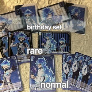 K&ouml;nnte beinhalten: Eine Sammlung von Charakterkarten mit einem blauhaarigen Anime-Charakter. Die Karten sind mit "birthday set", "rare" und "normal" beschriftet. Der Charakter wird in verschiedenen Posen dargestellt, wobei einige Karten ein glitzerndes Finish haben.