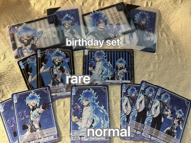 K&ouml;nnte beinhalten: Eine Sammlung von Charakterkarten mit einem blauhaarigen Anime-Charakter. Die Karten sind mit "birthday set", "rare" und "normal" beschriftet. Der Charakter wird in verschiedenen Posen dargestellt, wobei einige Karten ein glitzerndes Finish haben.