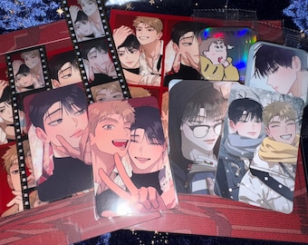 Puede incluir: Una colección de tarjetas de arte de personajes de estilo anime con figuras masculinas. Las tarjetas muestran varias poses y expresiones, con un enfoque en paletas de colores suaves y rasgos faciales detallados. Algunas tarjetas tienen un acabado holográfico.