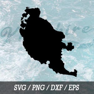 Può includere: Una silhouette nera di una massa terrestre, possibilmente un'isola o una regione costiera, su uno sfondo di acqua azzurra. L'immagine include il testo "SVG / PNG / DXF / EPS" in lettere bianche in basso.
