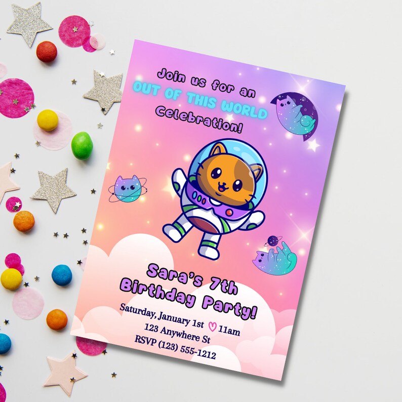 Może przedstawiać: R&oacute;żowe i fioletowe zaproszenie na urodziny z kresk&oacute;wkowym kotem astronautą. Zaproszenie zawiera napis "Join us for an OUT OF THIS WORLD Celebration!" i "Sara's 7th Birthday Party!" z datą i godziną: "Saturday, January 1st 11am". Adres to "123 Anywhere St", a numer RSVP to "(123) 555-1212".