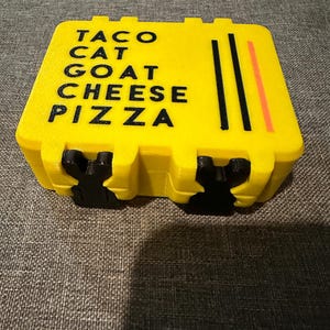Caja de cartón para pizza con queso de cabra y tacos de gato