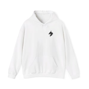 Puede incluir: Sudadera con capucha blanca con un logotipo de dragón negro en la parte delantera.