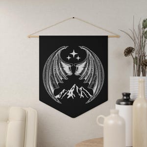 Baner Bat Boys, Baner Ataraxia, Baner ACOTAR, Proporczyk Bookish, Romantyczna Fantastyka, Do Gwiazd, Które Słuchają, Wiszący Proporczyk, Dekoracja Ścienna Bookish