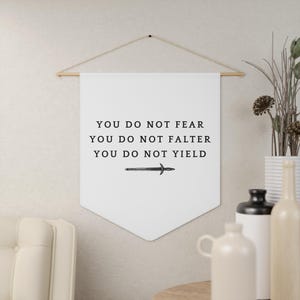 Baner You Do Not Yield, Baner Walkirii, Baner ACOTAR, Proporczyk Bookish, Romantyczna Fantastyka, Wiszący Proporczyk ACOSF, Dekoracja Ścienna Bookish