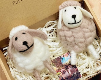 Adorno de oveja de lana de fieltro hecho a mano: esponjoso, bonito y adorable, regalo ecológico para niños y amantes de los animales, decoración única para el hogar.