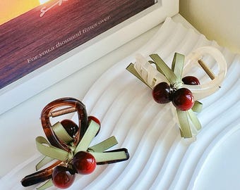 Pinza para el pelo de cereza hecha a mano, elegante pasador de frutas de verano, un regalo elegante y divertido para ella. Accesorios para el pelo bonitos, para eventos especiales.