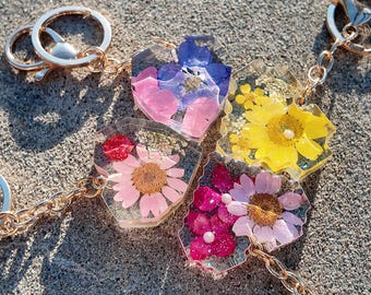 Llavero de margarita prensada en forma de corazón hecho a mano, bonitos adornos florales de resina transparente botánica, regalo de verano único y natural para ella y sus hijos.