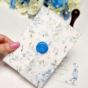 Schicke Hochzeitskarte mit blauem Blumenmuster, Hochzeitseinladung