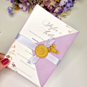 Hochzeitseinladung mit Wachsstempel zusammengestellt