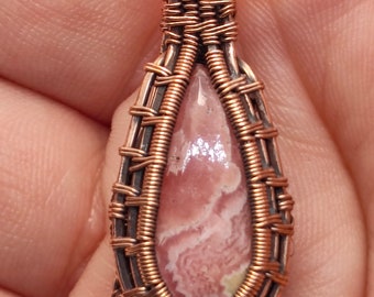 Pendentif en cuivre tissé de fil de rhodochrosite