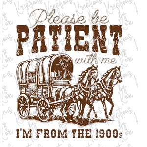 Op de afbeelding: Een bruine vintage illustratie van een door paarden getrokken wagen met de tekst "Wees geduldig met me, ik kom uit de jaren 1900".