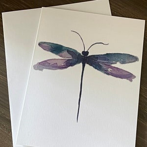 Cartão de nota dobrado em branco com libélula e moscas de fada com envelopes
