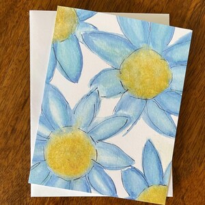 Carte de correspondance vierge pliée originale de 4 1/4 x 5 1/2 po en acrylique bleu marguerites avec enveloppes