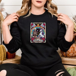 Die Kühnheit lustiges Tarotkarten-Sweatshirt, süßes Tarotkartenleser-Sweatshirt, perfektes Geschenk für Tarotkartenleser, benutzerdefinierte Tarotkarten-Pullover