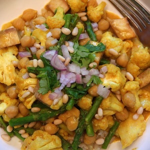 Curried Cauliflower Chickpea Bowl Recipe Download  * Plant based * Vegan * Recipe * Dinner * Healthy Food * Nutrition * Plant-based recipe