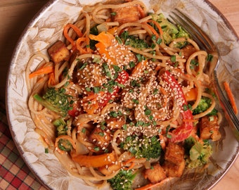 Spicy Nutty Noodle Bowl Rezept-Download * Pflanzlich * Vegan * Rezept * Abendessen * Gesundes Essen * Ernährung * Pflanzlich
