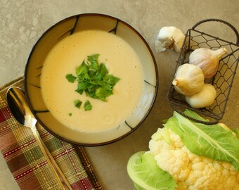 Recette de soupe à la crème de chou-fleur à télécharger * À base de plantes * Végétalien * Recette * Alimentation saine * Nutrition * Recette à base de plantes