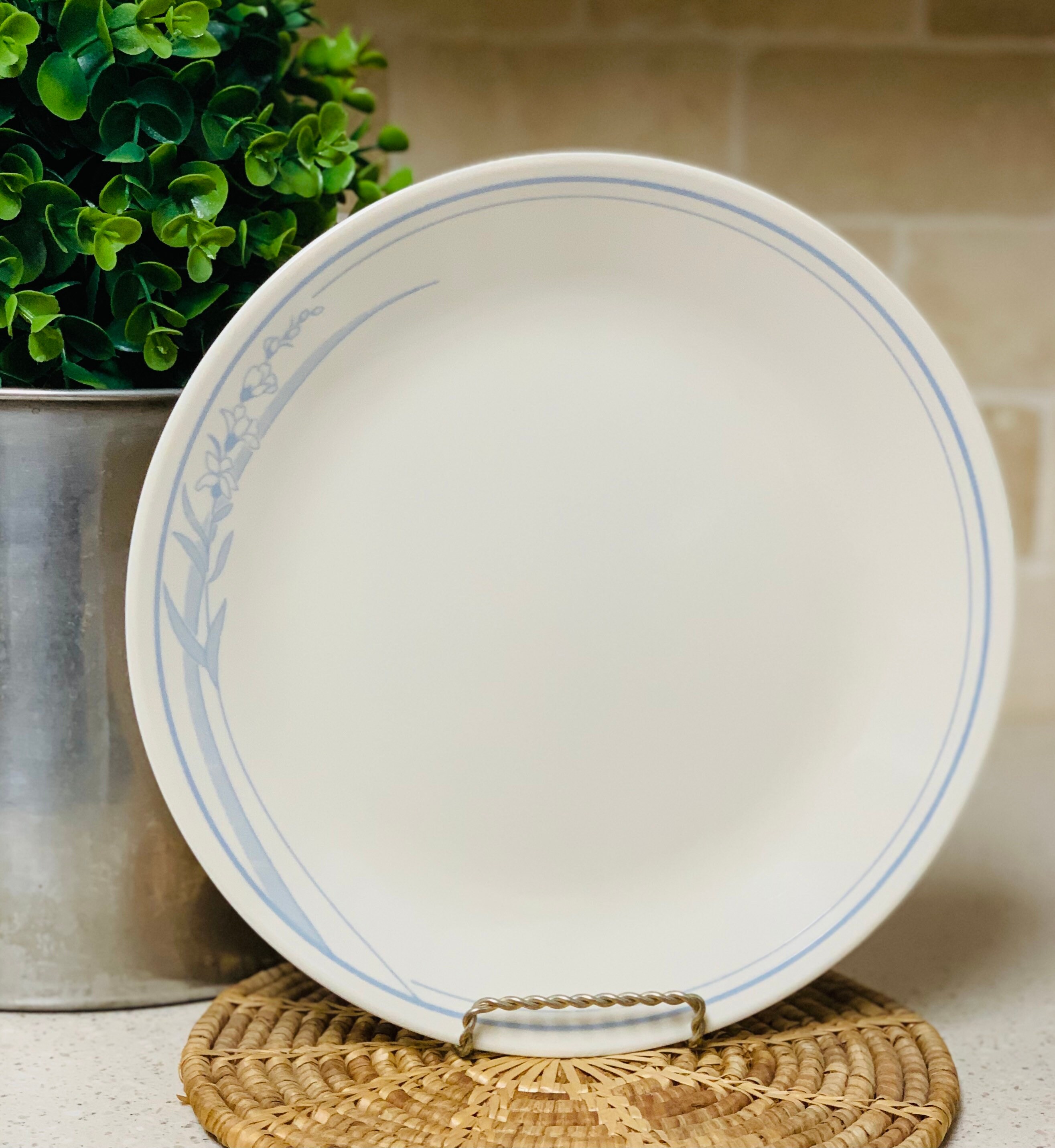 Corelle Blue Lilly Dinnerware by Corning Set of 16 piece 4 Place Table