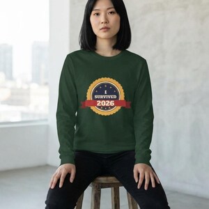 Camiseta "Sobreviví al 2026", Camiseta divertida con insignia de superviviente, Camiseta de Año Nuevo, Camiseta "Lo logramos" imagen 10