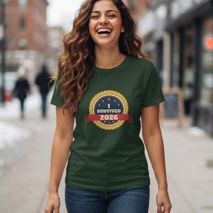 Camiseta "Sobreviví al 2026", Camiseta divertida con insignia de superviviente, Camiseta de Año Nuevo, Camiseta "Lo logramos" imagen 4