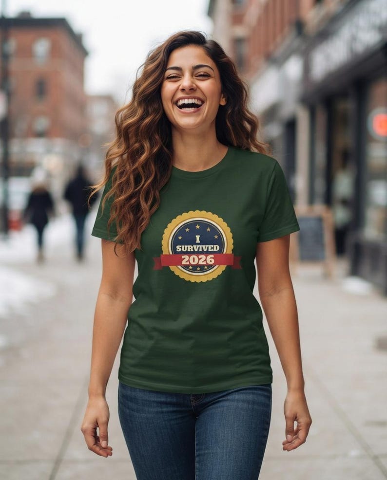 Camiseta "Sobreviví al 2026", Camiseta divertida con insignia de superviviente, Camiseta de Año Nuevo, Camiseta "Lo logramos" imagen 4