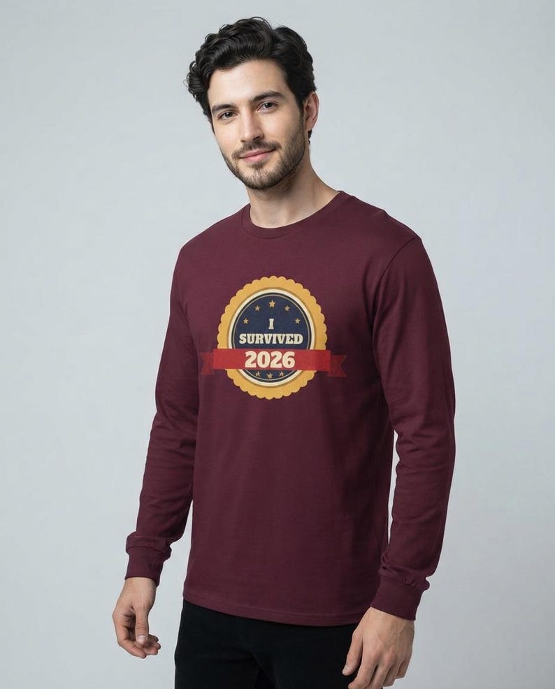 Camiseta "Sobreviví al 2026", Camiseta divertida con insignia de superviviente, Camiseta de Año Nuevo, Camiseta "Lo logramos" imagen 7