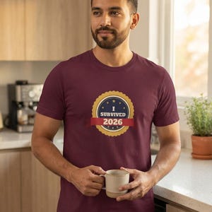 Camiseta "Sobreviví al 2026", Camiseta divertida con insignia de superviviente, Camiseta de Año Nuevo, Camiseta "Lo logramos" imagen 5