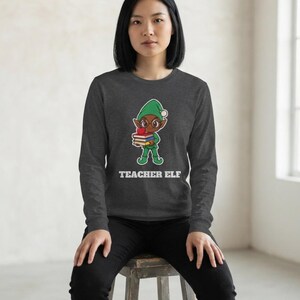 Teacher Elf Christmas Shirt, Cute Teacher Holiday Tee, Teacher Gift, Xmas Elf Top afbeelding 9
