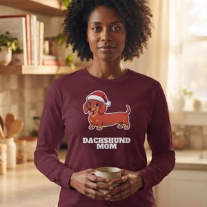 Dachshund Mom Christmas Shirt, Doxie Santa Hat Tee, Wiener Dog Mom Gift, Xmas Top afbeelding 9