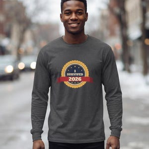 Camiseta "Sobreviví al 2026", Camiseta divertida con insignia de superviviente, Camiseta de Año Nuevo, Camiseta "Lo logramos" imagen 8