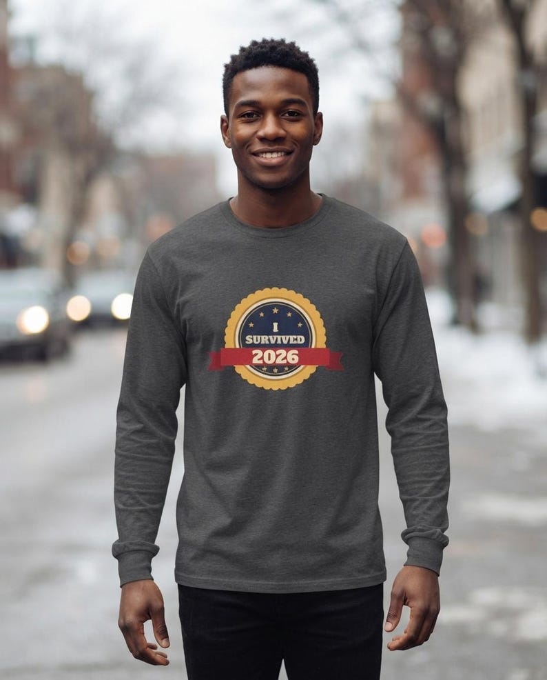 Camiseta "Sobreviví al 2026", Camiseta divertida con insignia de superviviente, Camiseta de Año Nuevo, Camiseta "Lo logramos" imagen 8