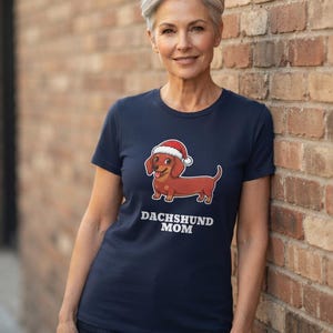 Dachshund Mom Christmas Shirt, Doxie Santa Hat Tee, Wiener Dog Mom Gift, Xmas Top afbeelding 4
