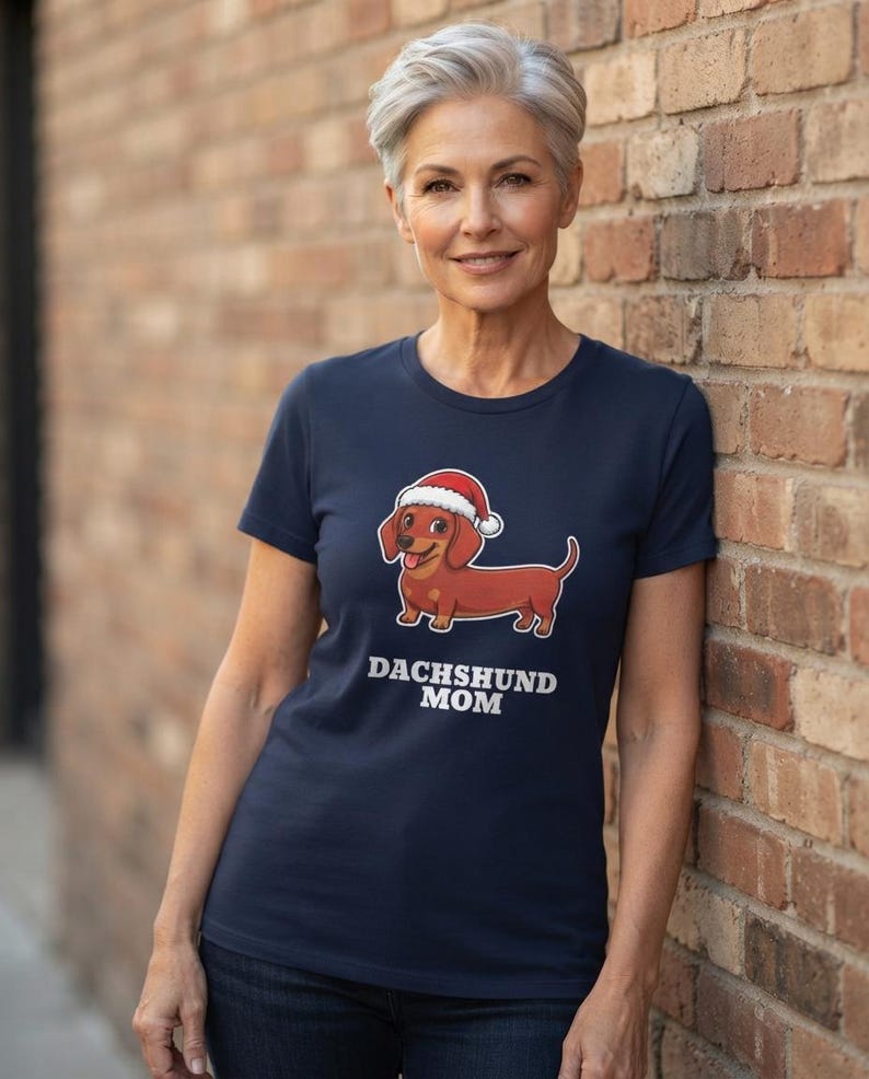 Dachshund Mom Christmas Shirt, Doxie Santa Hat Tee, Wiener Dog Mom Gift, Xmas Top afbeelding 4